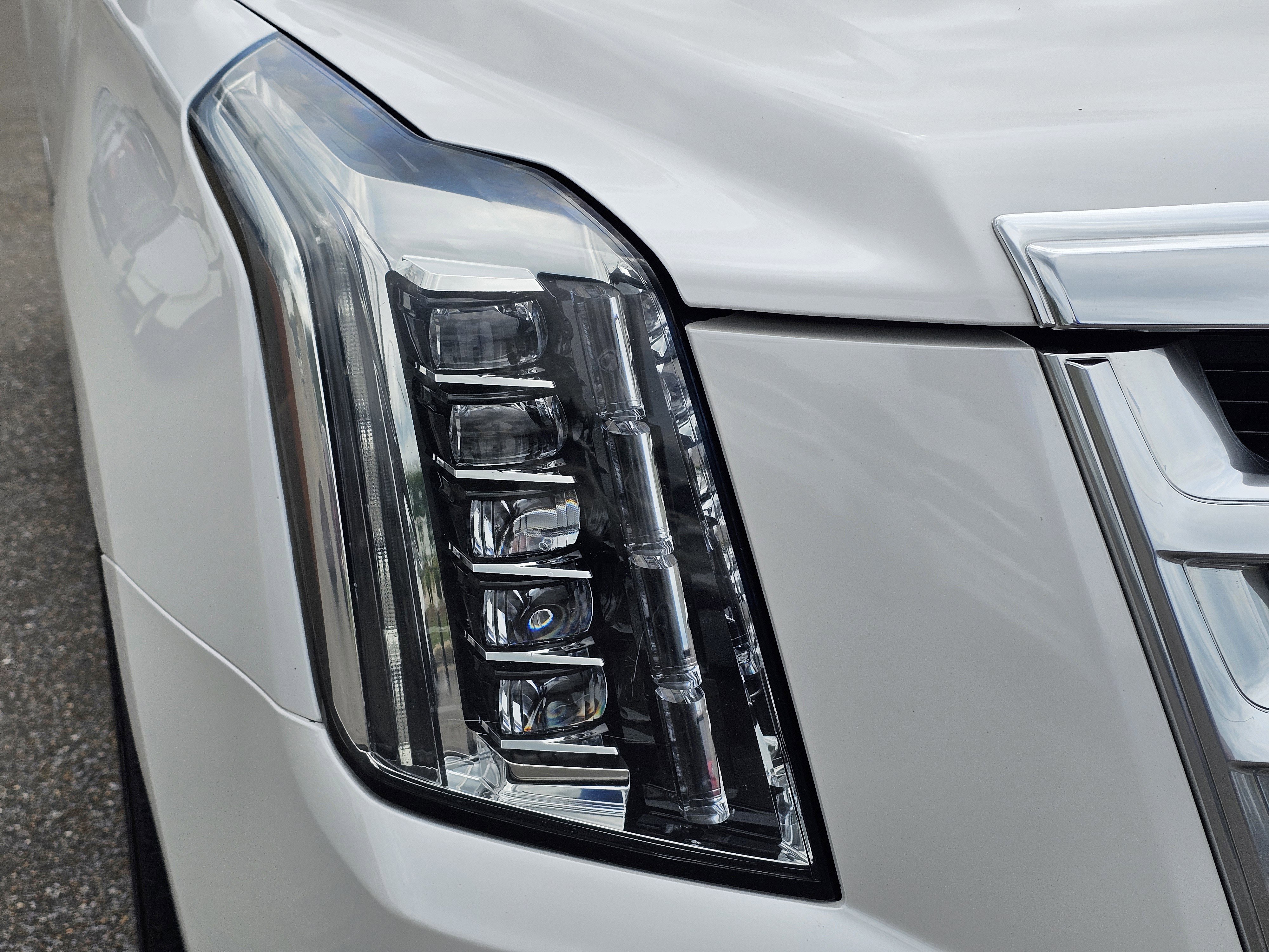 Used 2020 Cadillac Escalade Luxury AWD/4WD image 4