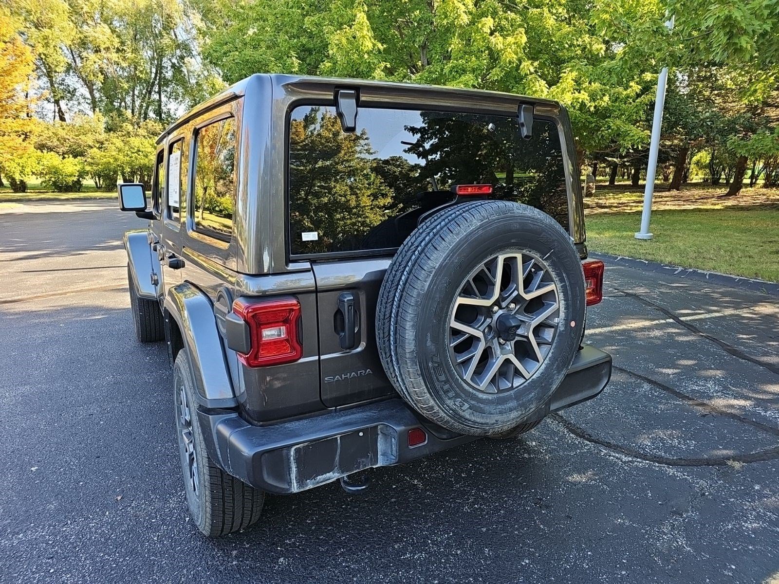 Used 2025 Jeep Wrangler Unlimited Sahara AWD/4WD image 3