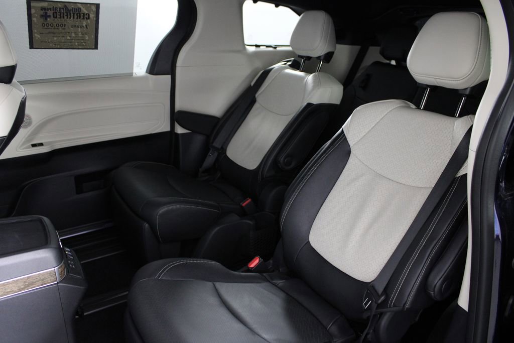 Used 2025 Toyota Sienna Platinum image 20