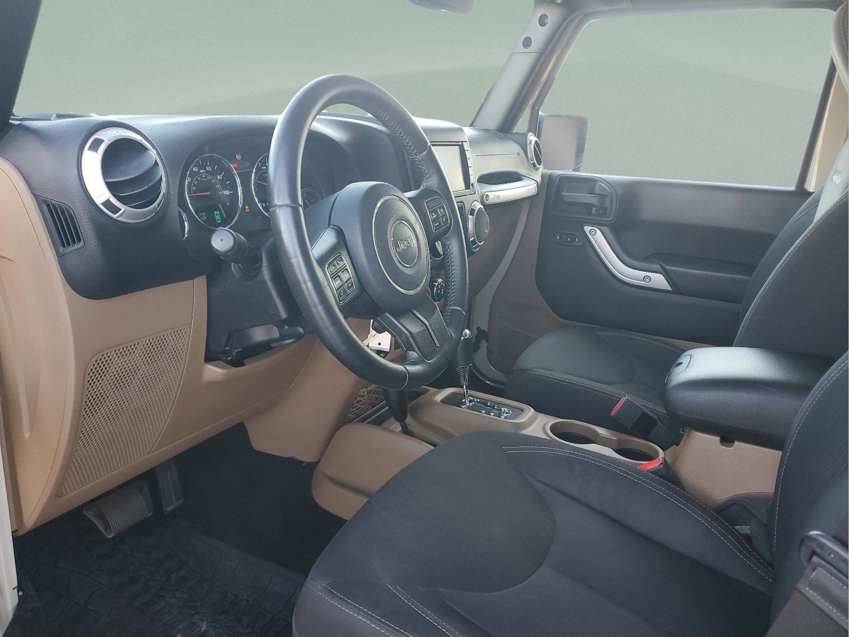 Used 2016 Jeep Wrangler Unlimited Sahara w/ Connectivity Group AWD/4WD image 15