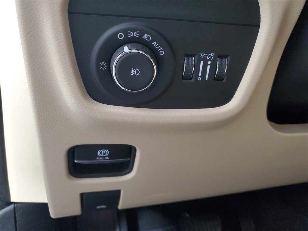 Used 2023 Jeep Grand Cherokee L Limited w/ Luxury Tech Group II image 14