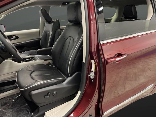 Used 2022 Chrysler Pacifica Limited w/ Uconnect Theater Family Group image 4