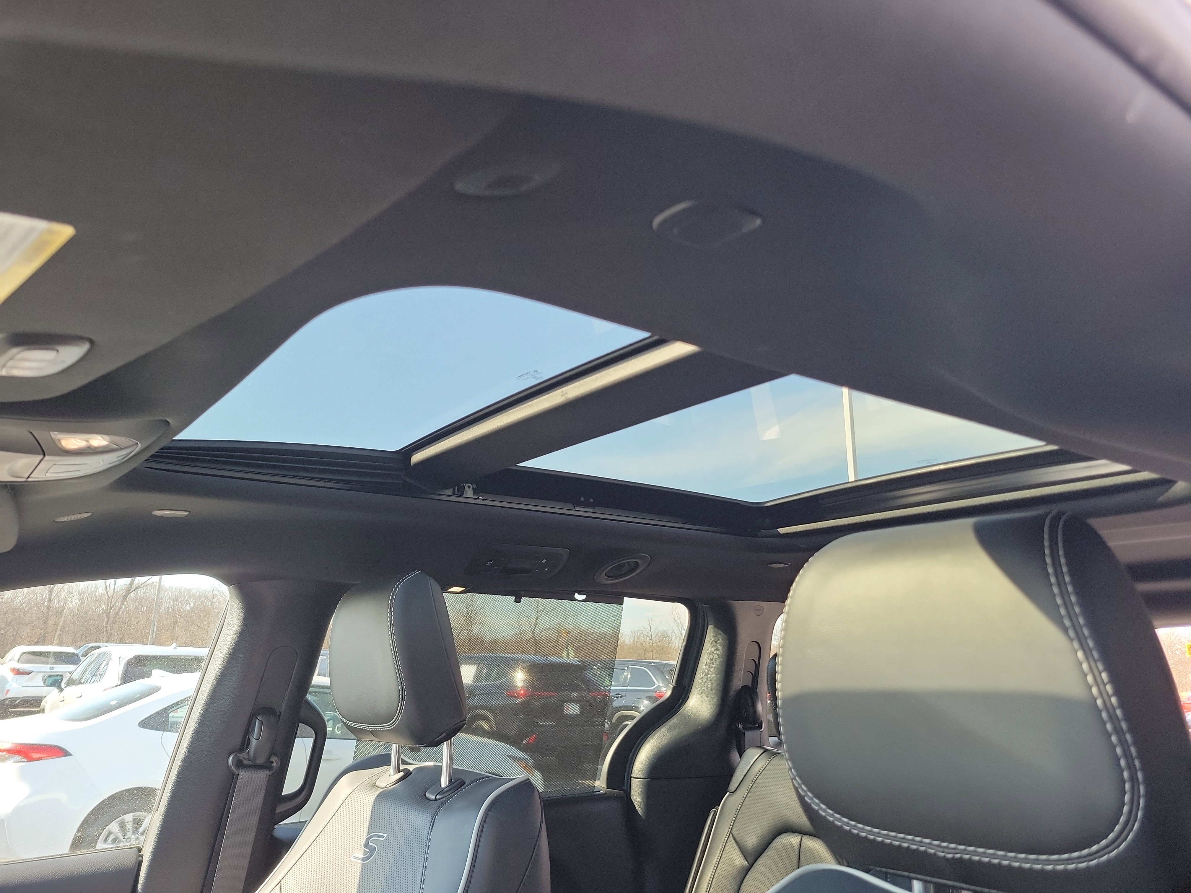 Used 2025 Chrysler Pacifica Limited image 21