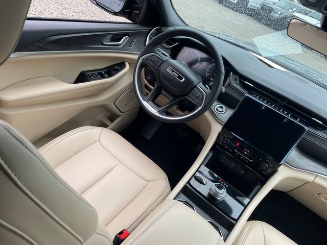 Used 2025 Jeep Grand Cherokee L Limited w/ Black Appearance Package AWD/4WD image 24