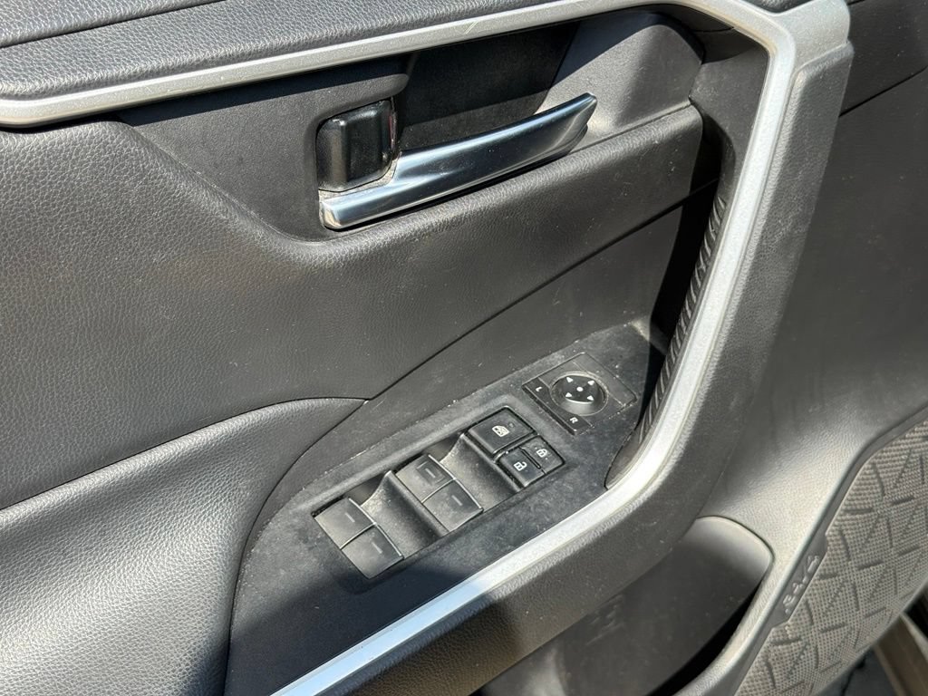 Used 2022 Toyota RAV4 XLE AWD/4WD image 11