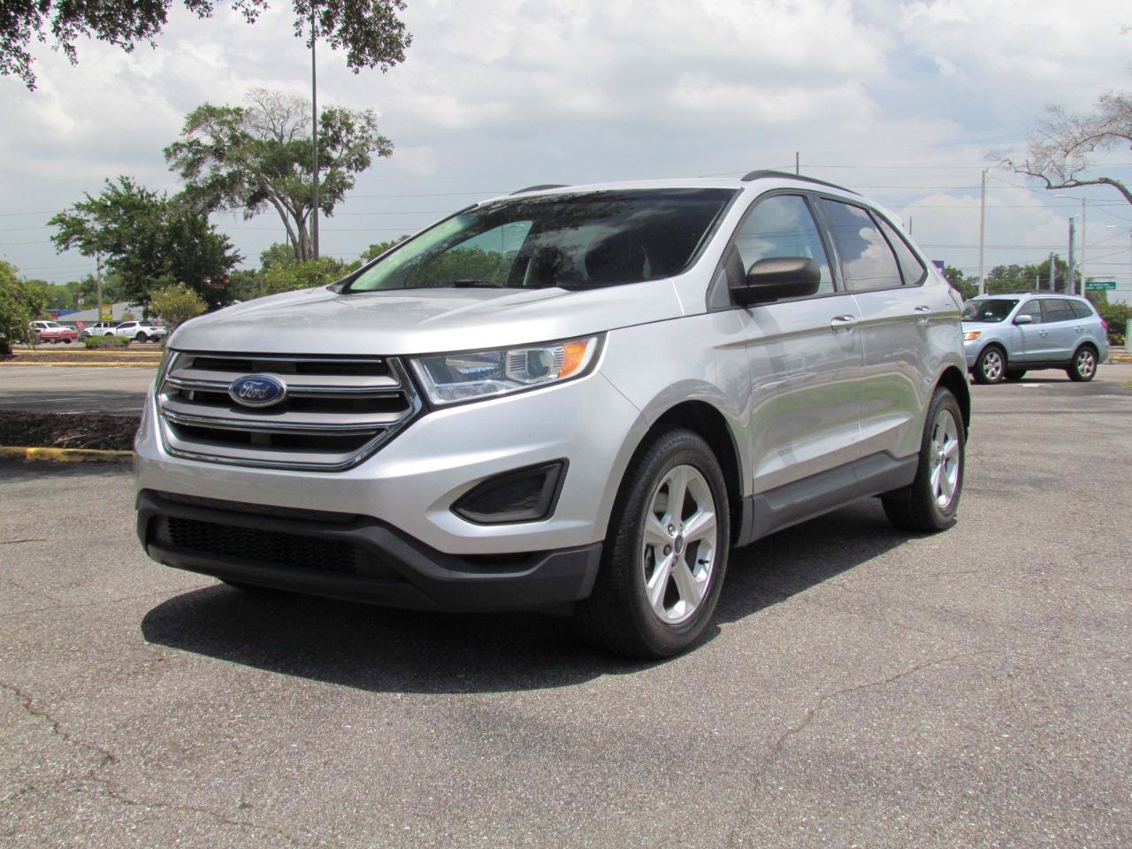 Used 2018 Ford Edge SE FWD image 2