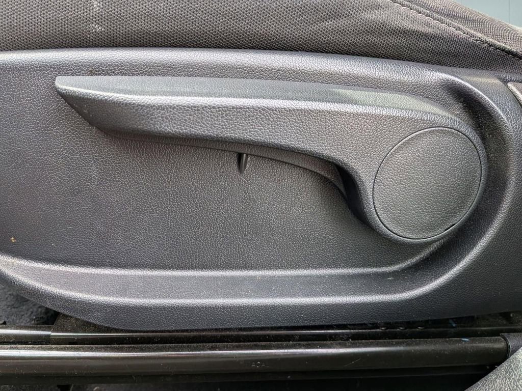 Used 2023 Kia Sorento LX image 11