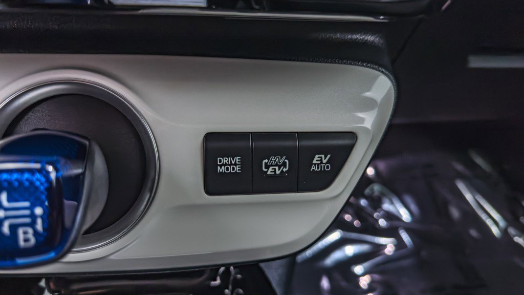 Used 2017 Toyota Prius Prime Premium image 32