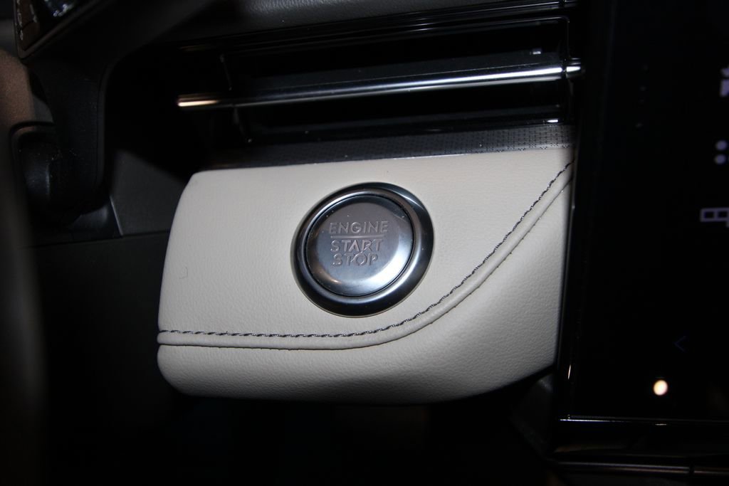 Used 2025 Lincoln Nautilus Premier image 13