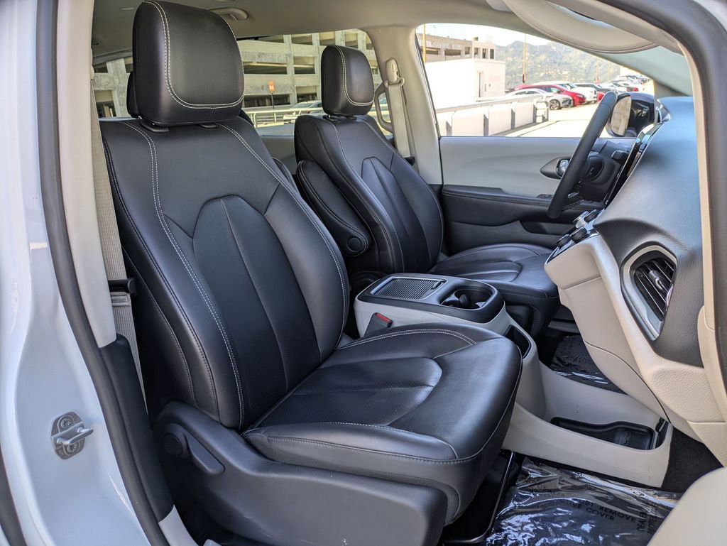 Used 2024 Chrysler Pacifica Touring-L image 28