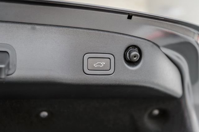 Used 2018 Jaguar XJ R-Sport RWD image 12