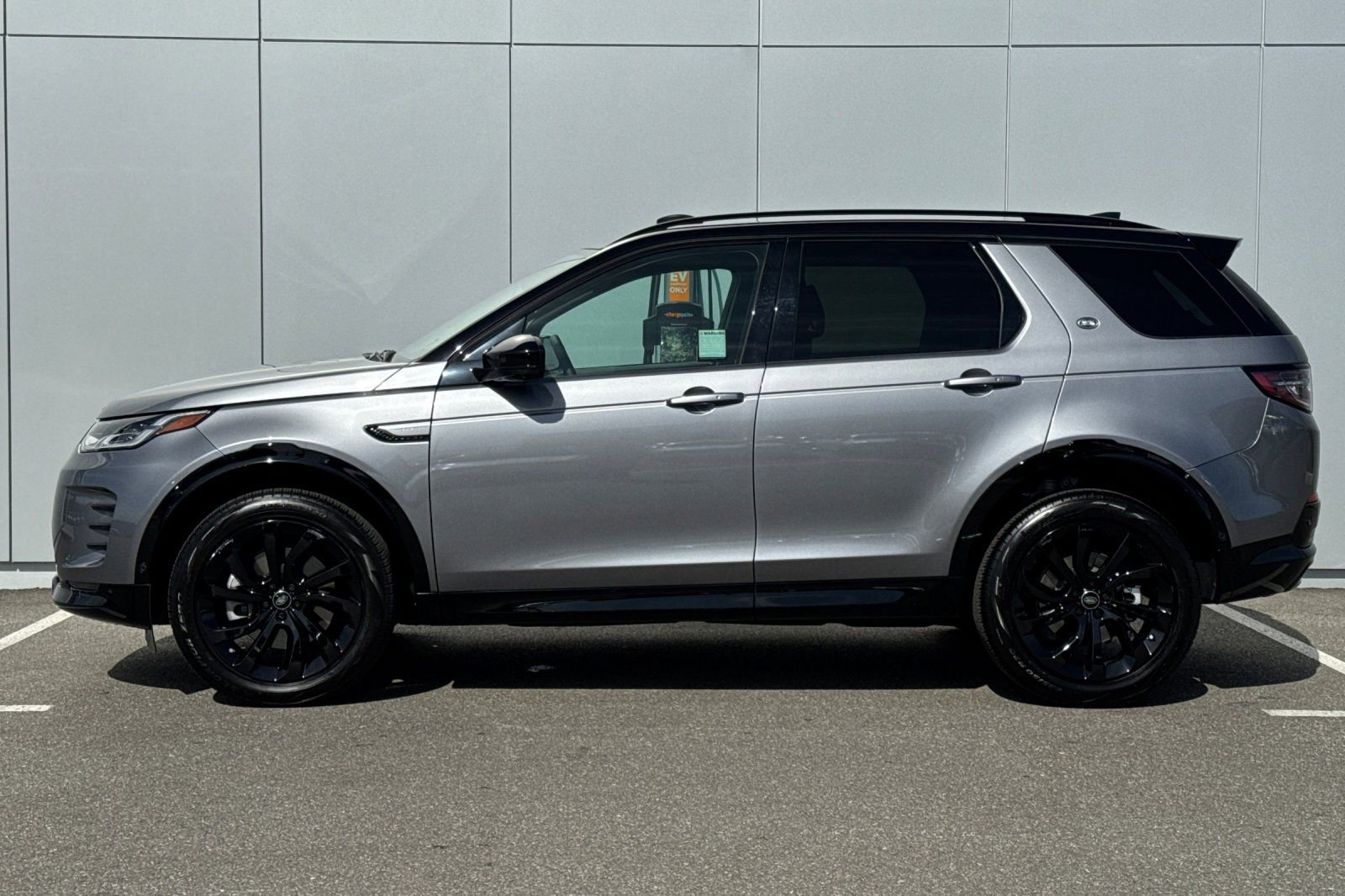 Used 2025 Land Rover Discovery Sport Dynamic SE AWD/4WD image 2