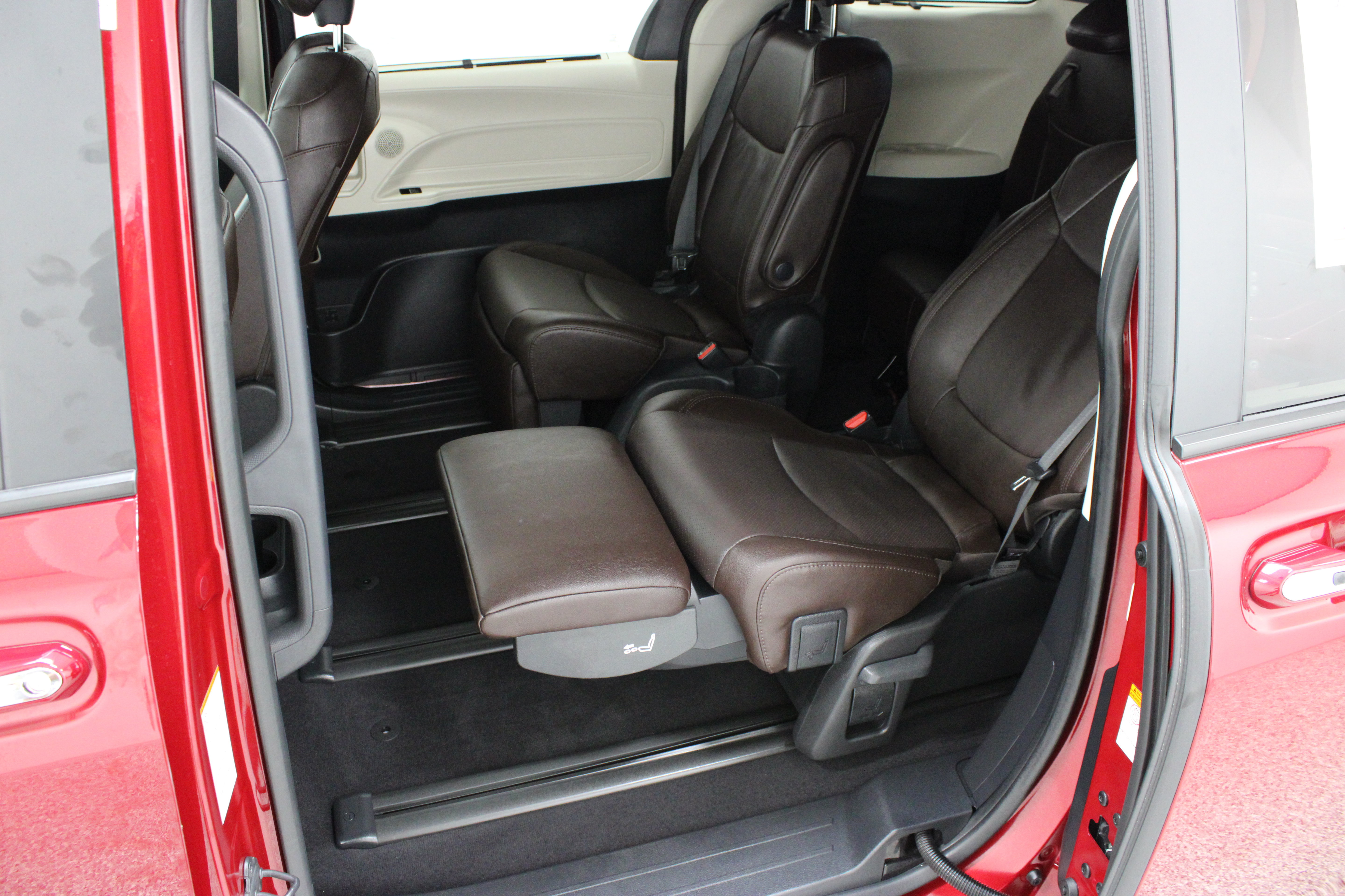 Used 2024 Toyota Sienna Platinum FWD image 31