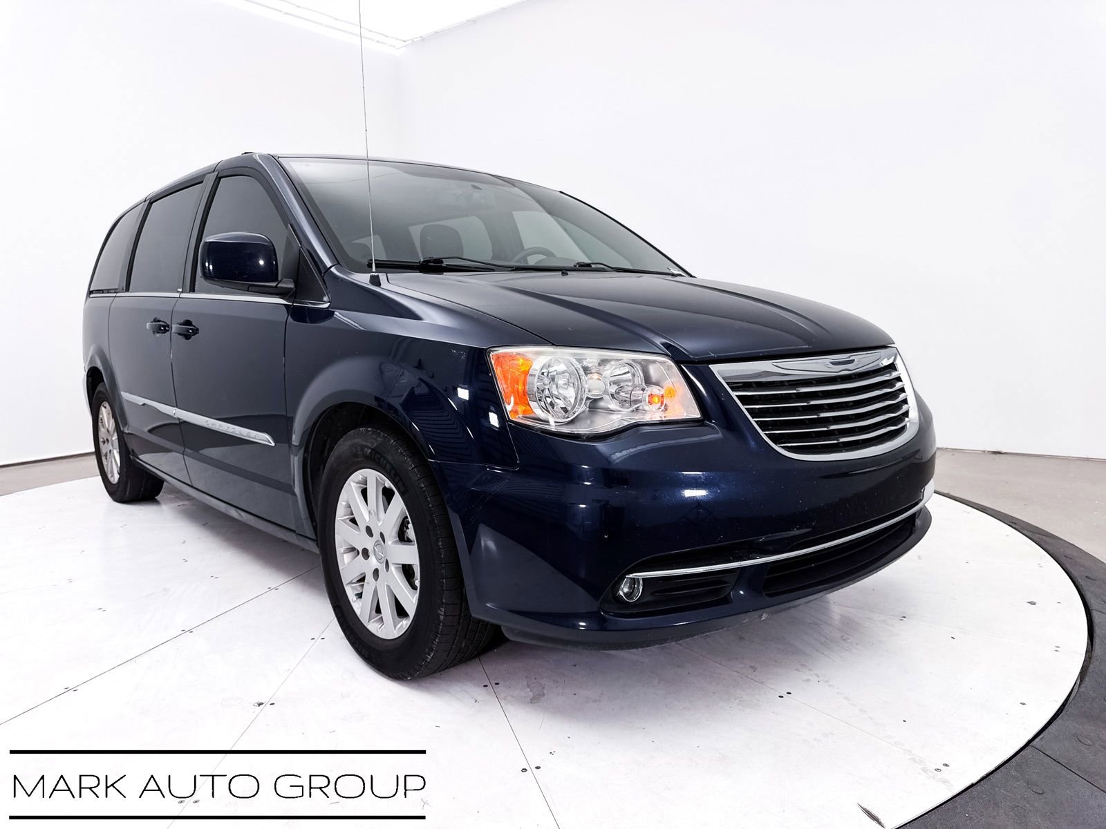 Used 2013 Chrysler Town & Country Touring FWD image 1