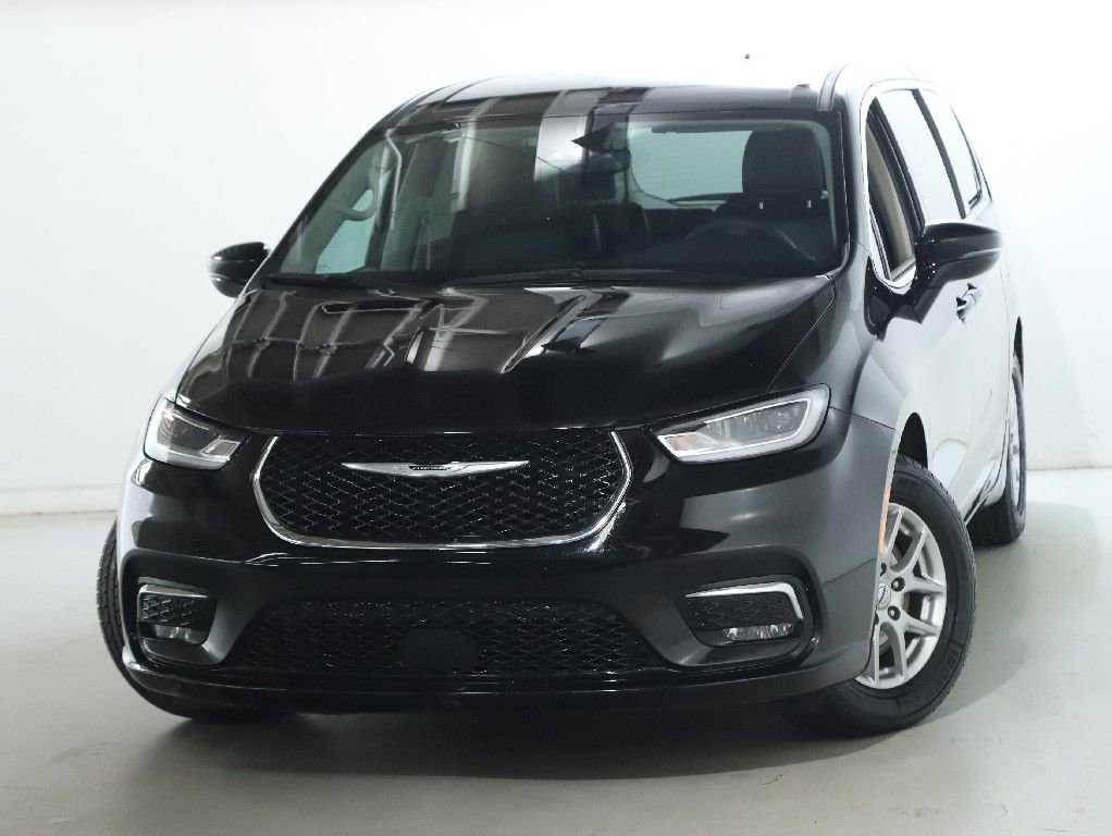 Used 2024 Chrysler Pacifica Touring-L image 3