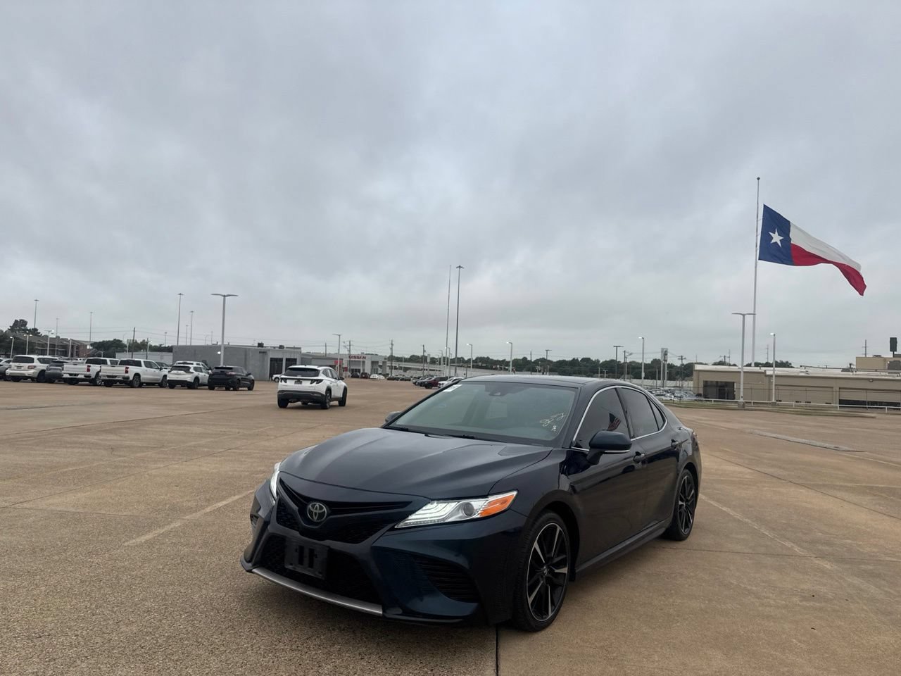 Used 2020 Toyota Camry XSE FWD image 8