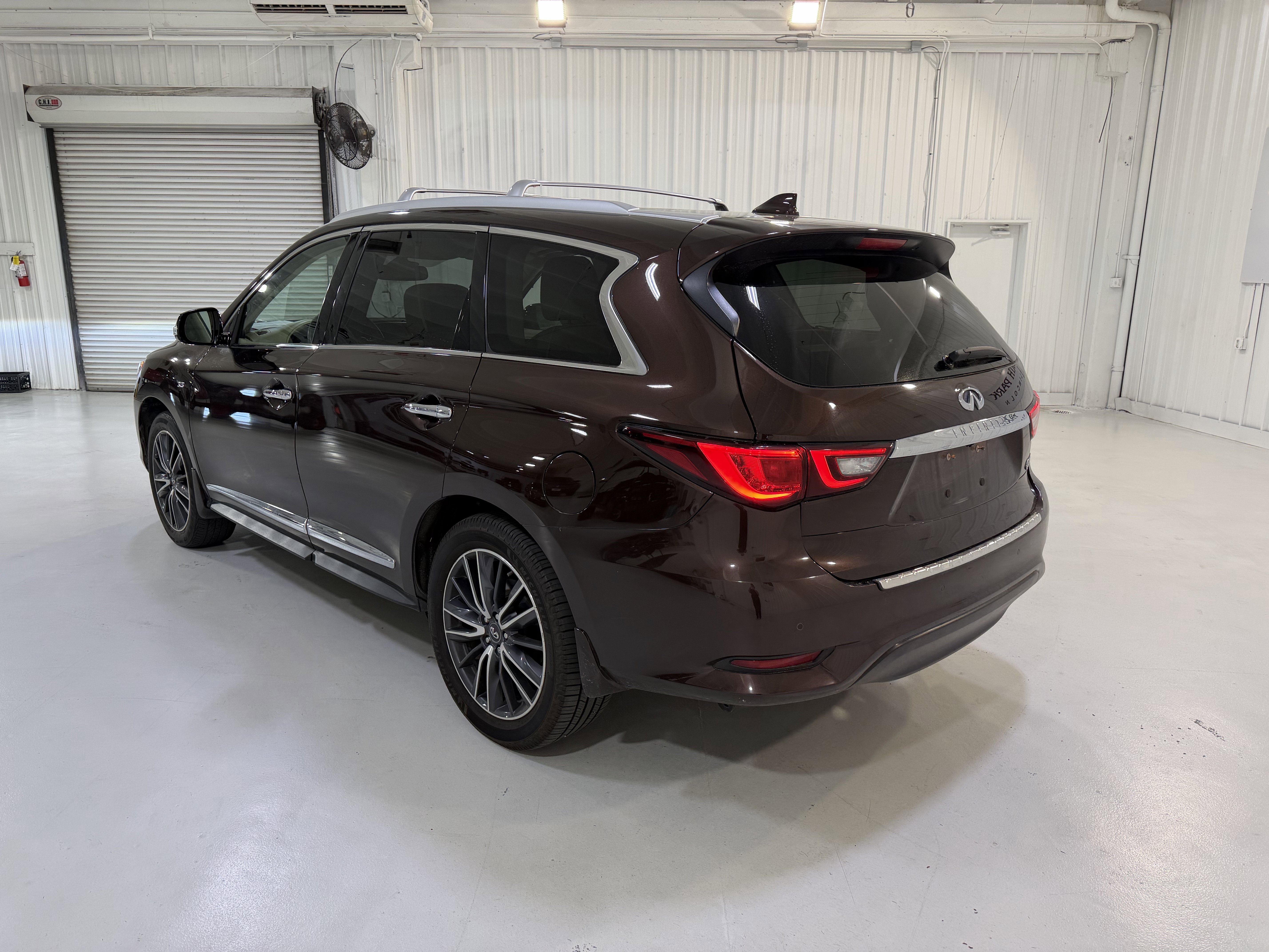 Used 2020 INFINITI QX60 Luxe w/ Sensory Package FWD image 3