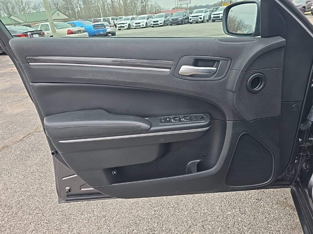 Certified 2018 Chrysler 300 Touring w/ Driver Convenience Group image 12
