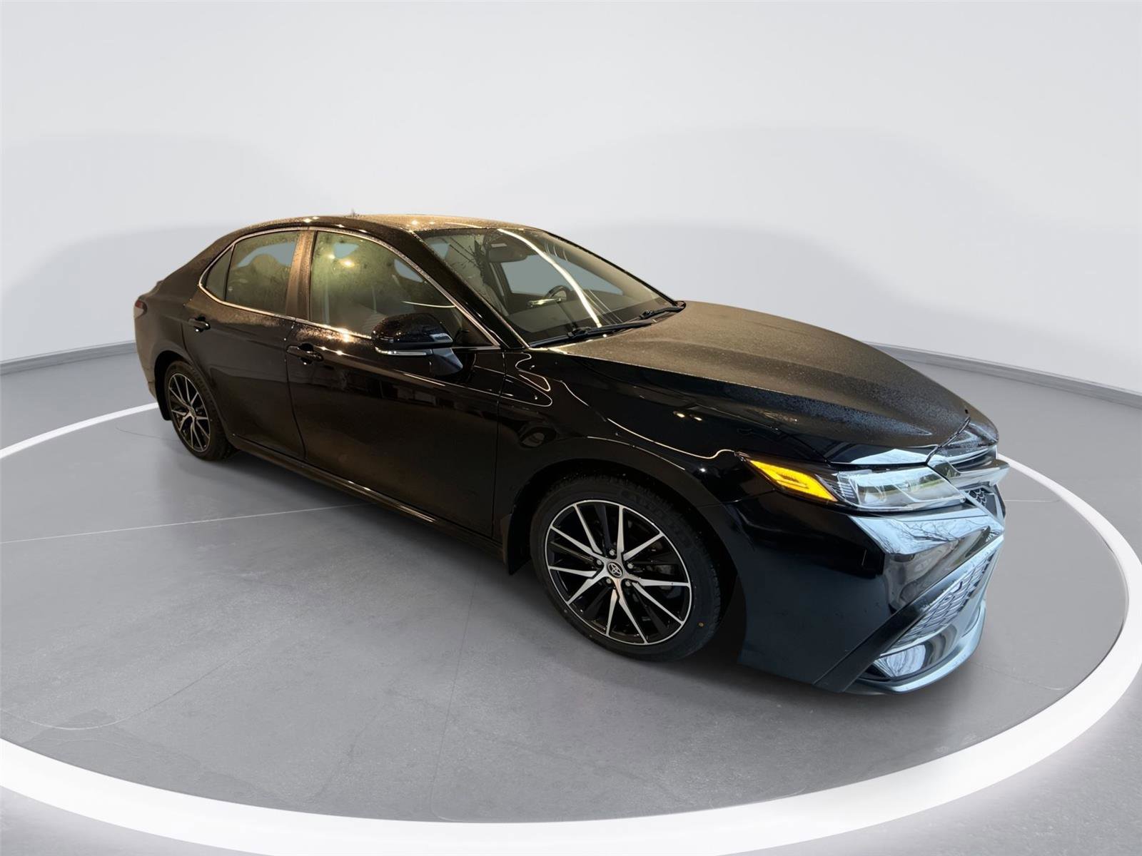Used 2023 Toyota Camry SE image 1