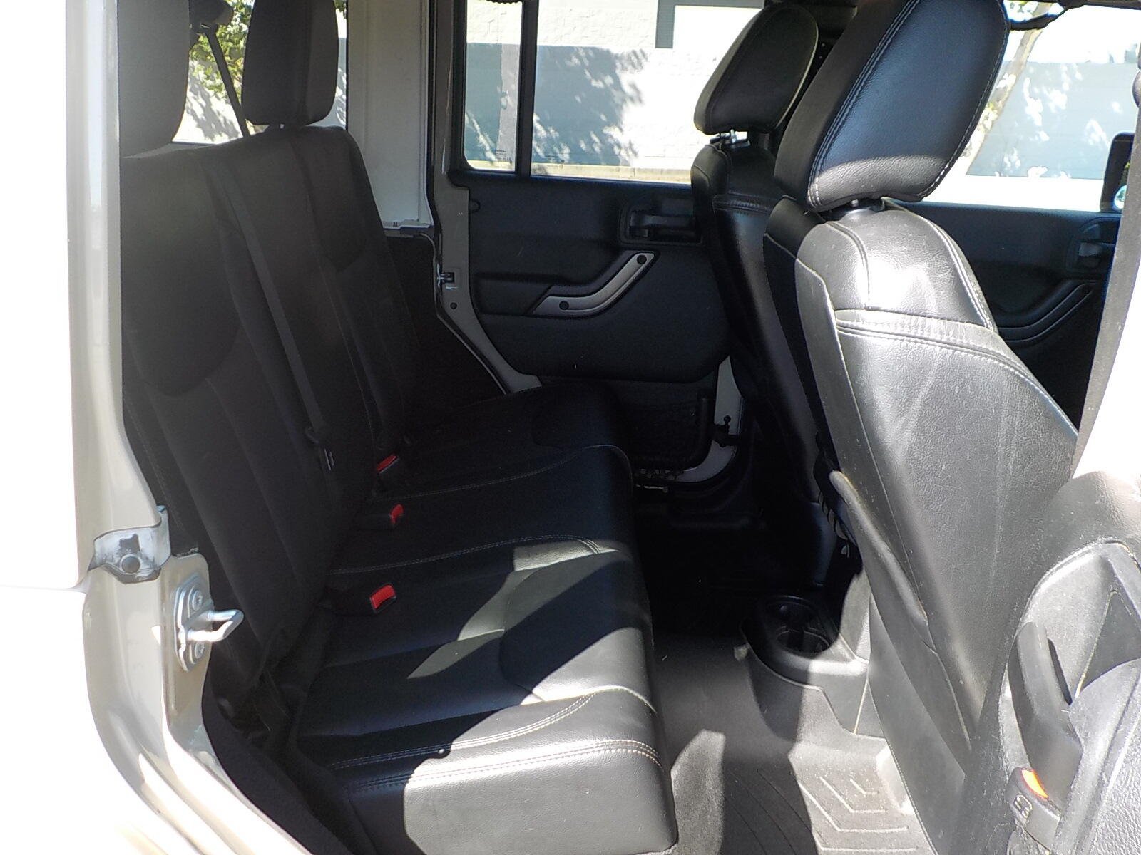 Used 2018 Jeep Wrangler Unlimited Sahara AWD/4WD image 13
