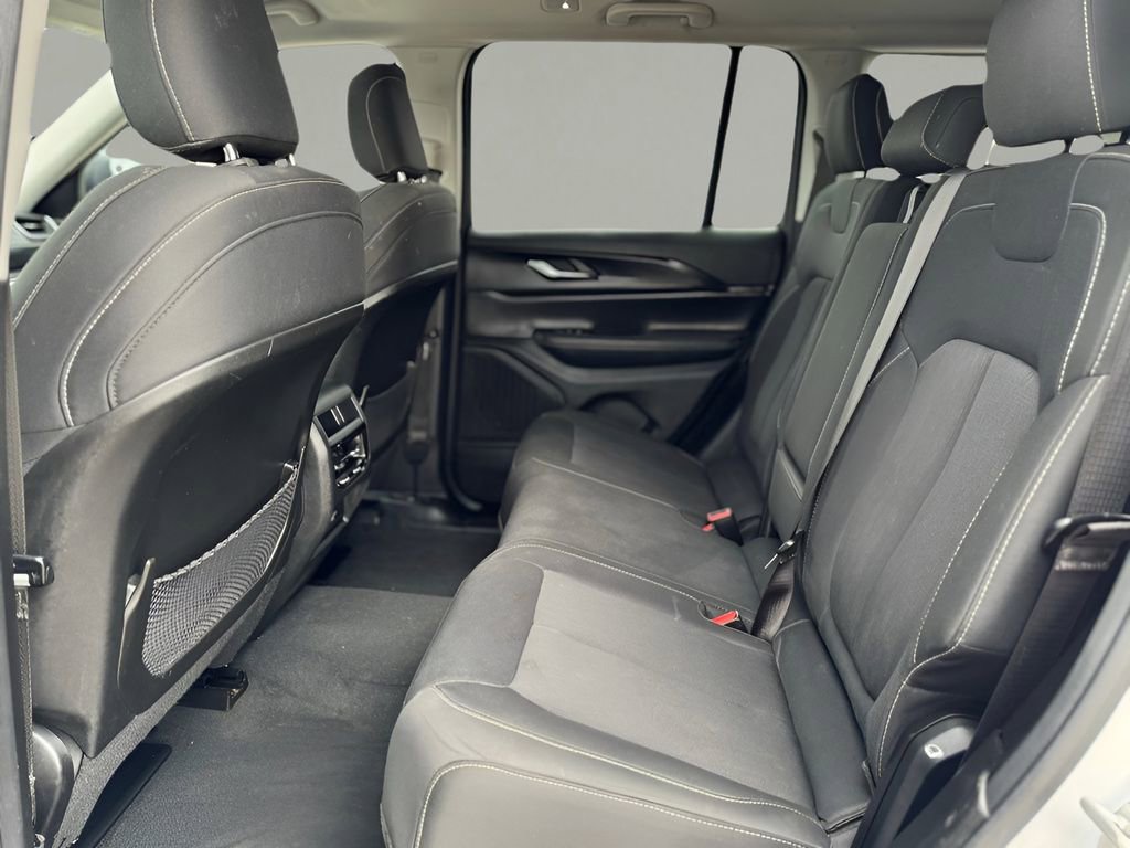 Used 2023 Jeep Grand Cherokee Laredo image 12