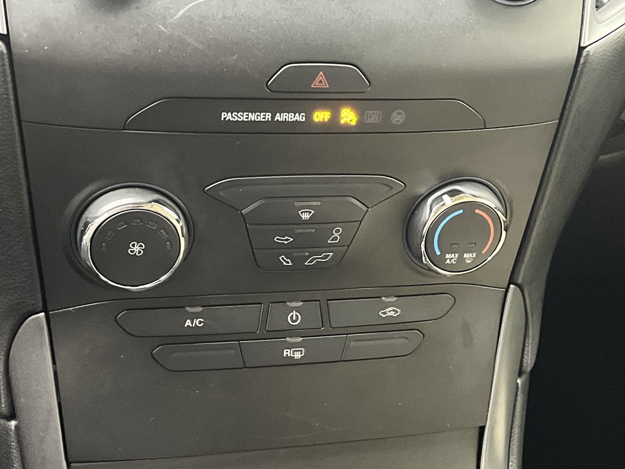 Certified 2019 Ford Edge SE w/ Cargo Accessory Package AWD/4WD image 18