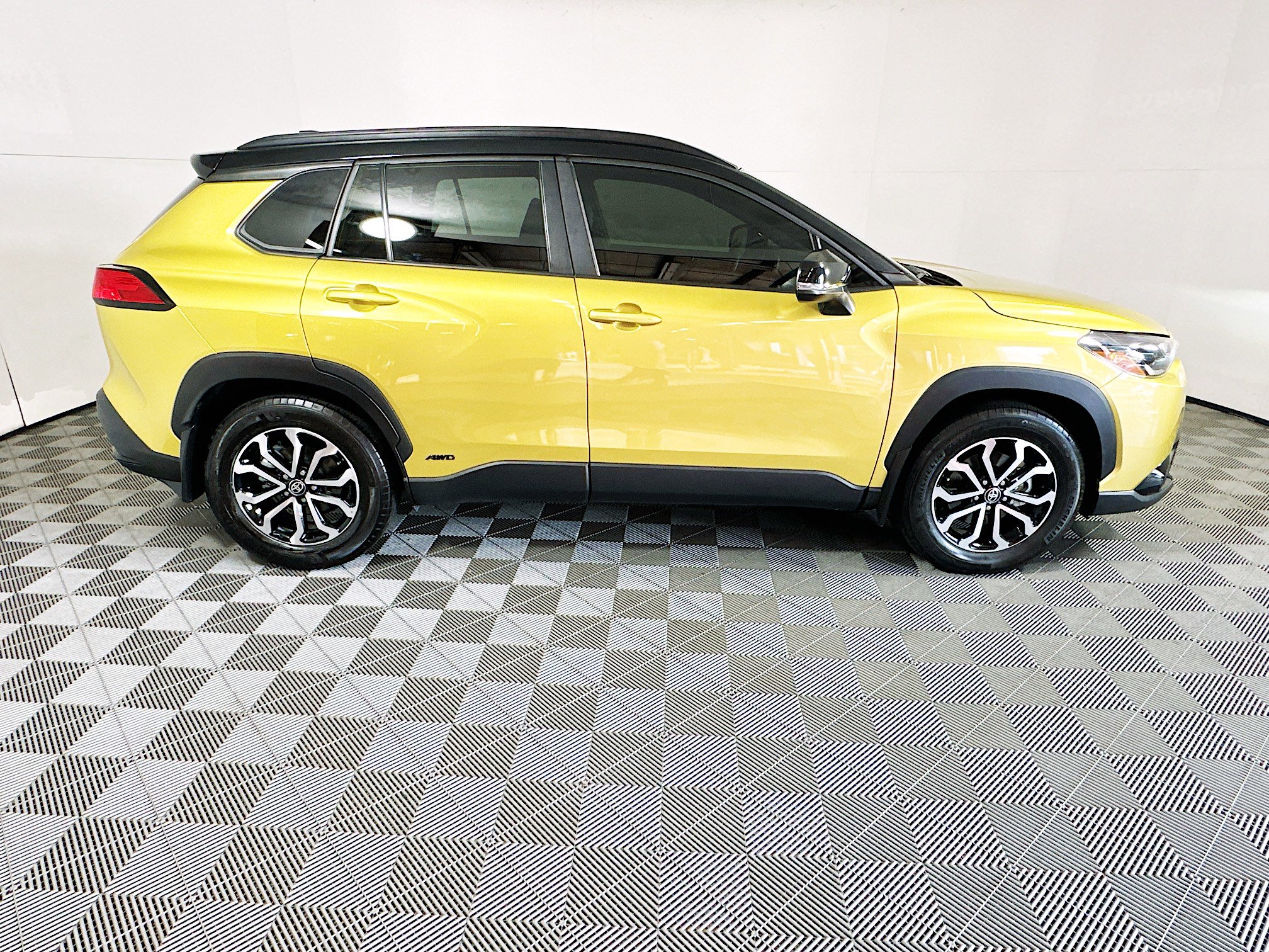 Used 2024 Toyota Corolla Cross SE w/ Moonroof Package image 2