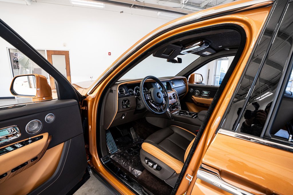 Used 2023 Rolls-Royce Cullinan w/ Cullinan Package image 37