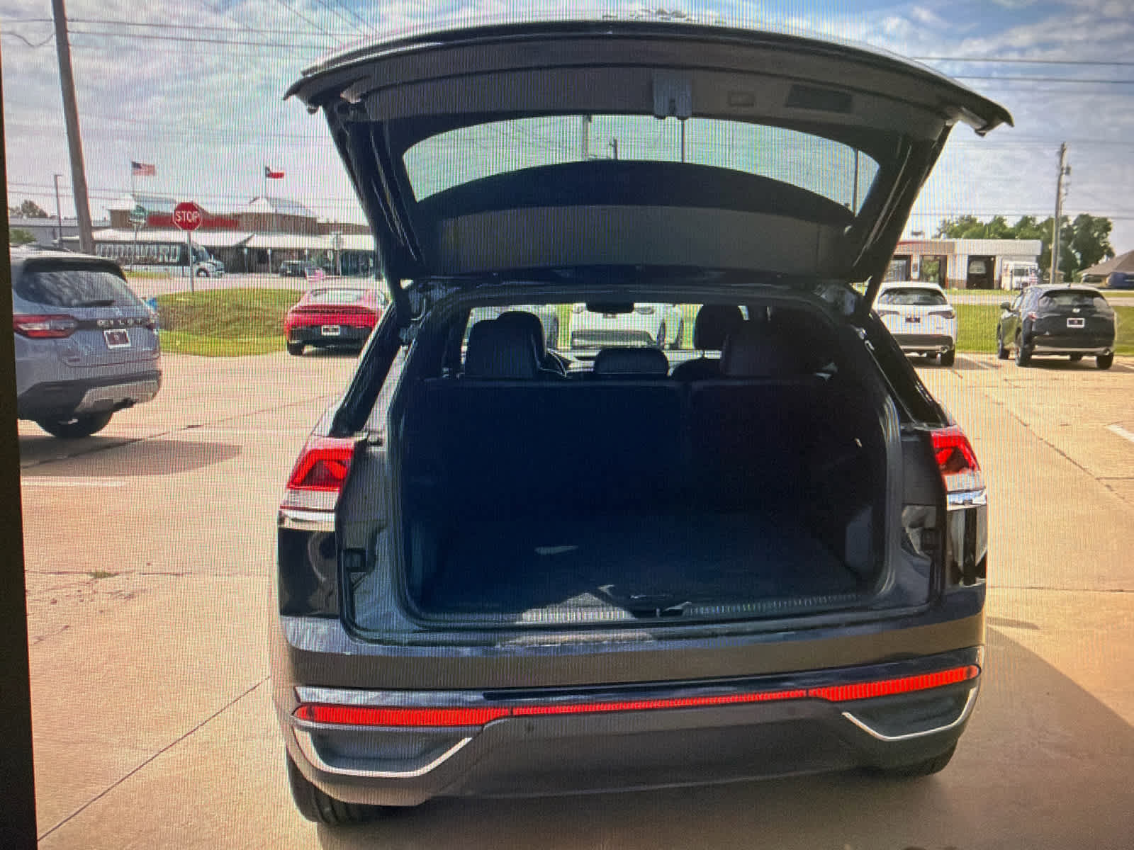 Used 2020 Volkswagen Atlas Cross Sport SE w/ Panoramic Sunroof Package FWD image 28