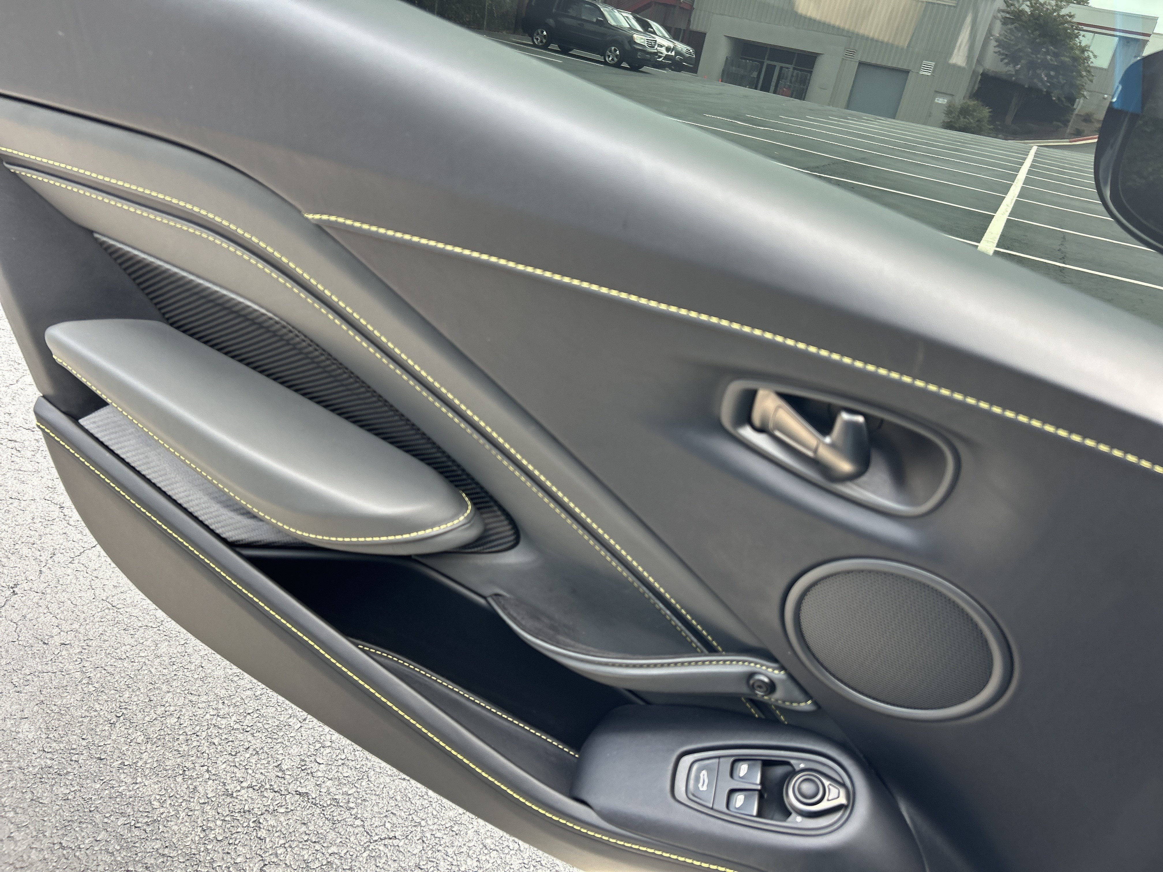 Used 2023 Aston Martin V8 Vantage Coupe RWD image 14