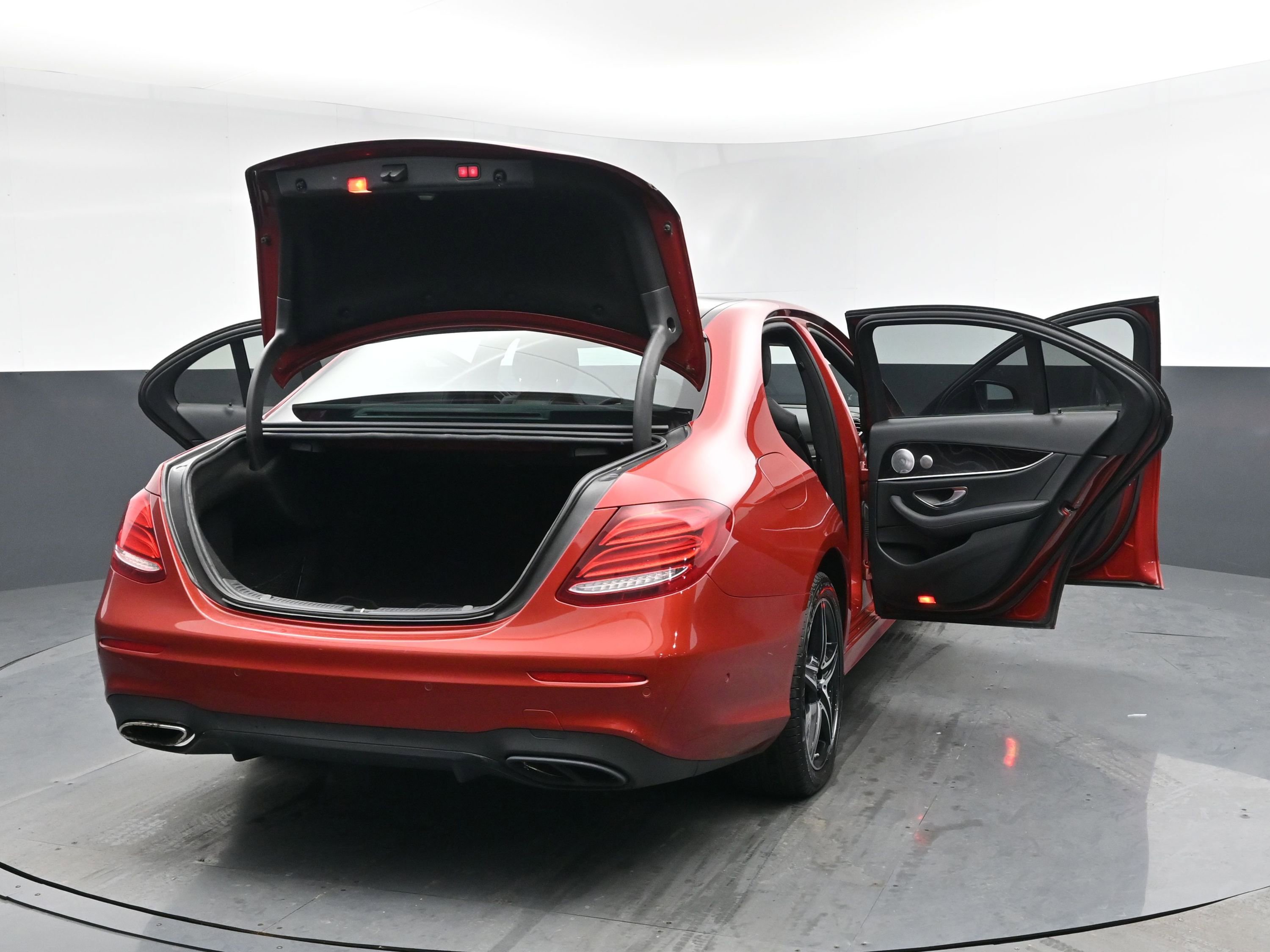 Used 2018 Mercedes-Benz E 300 4MATIC w/ Premium 2 Package image 27