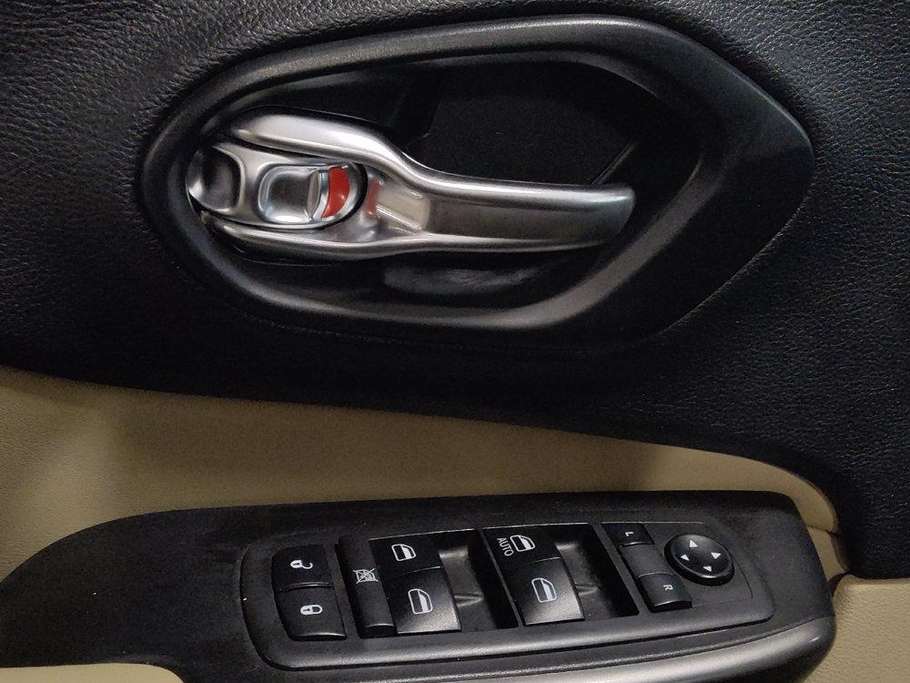 Used 2019 Jeep Cherokee Latitude w/ Popular Appearance Group FWD image 27