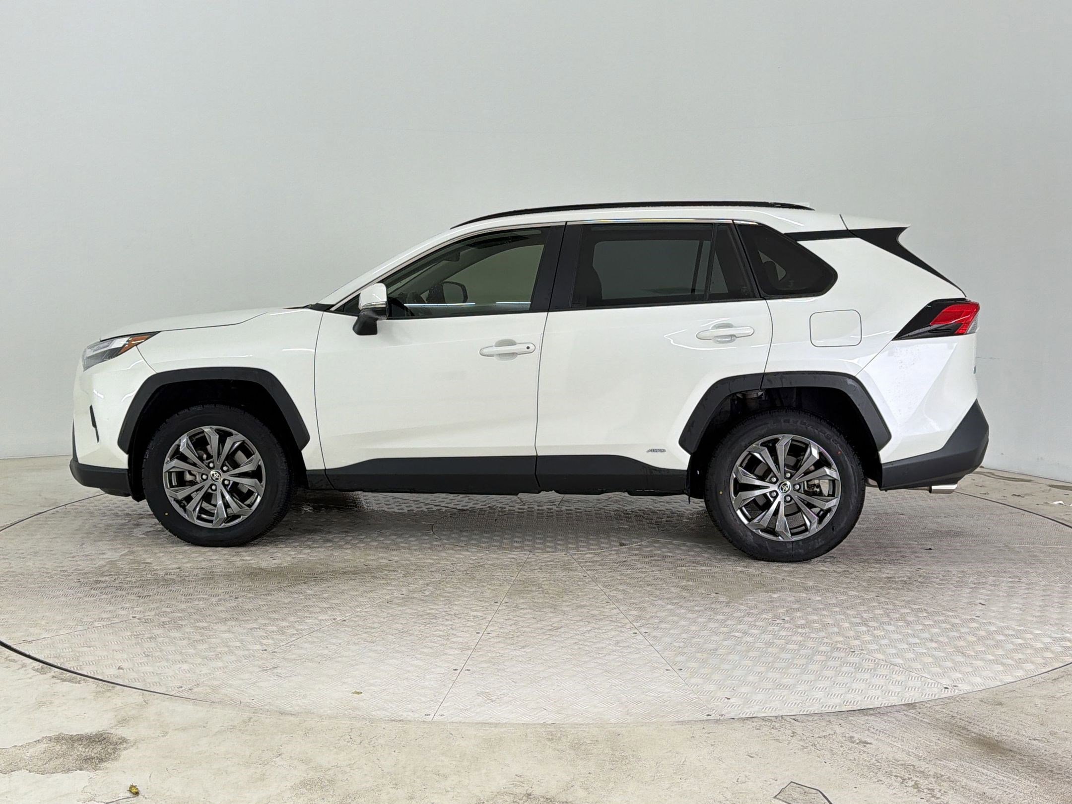Used 2022 Toyota RAV4 XLE Premium AWD/4WD image 2