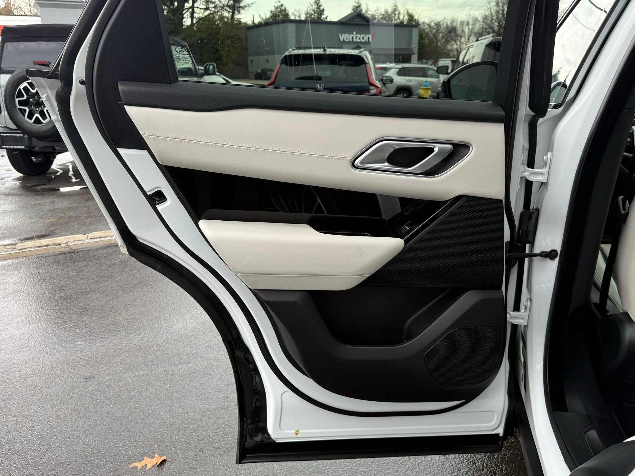 Used 2023 Land Rover Range Rover Velar R-Dynamic S image 40