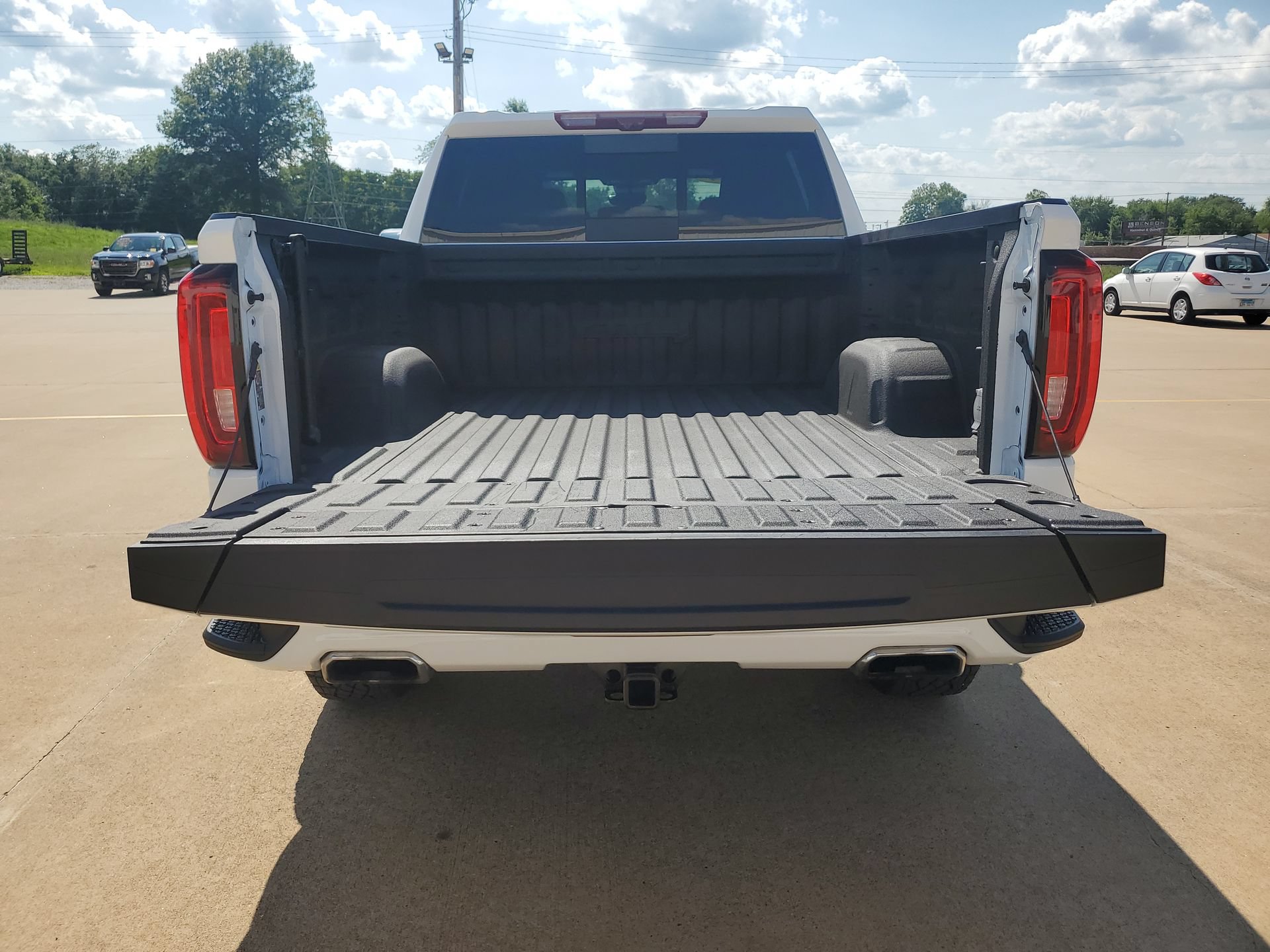 Used 2024 GMC Sierra 1500 AT4 w/ Technology Package AWD/4WD image 32