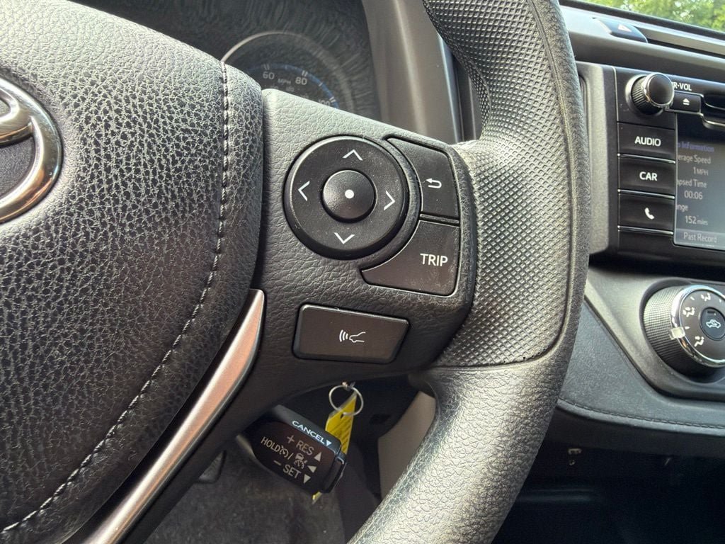 Used 2018 Toyota RAV4 LE AWD/4WD image 18