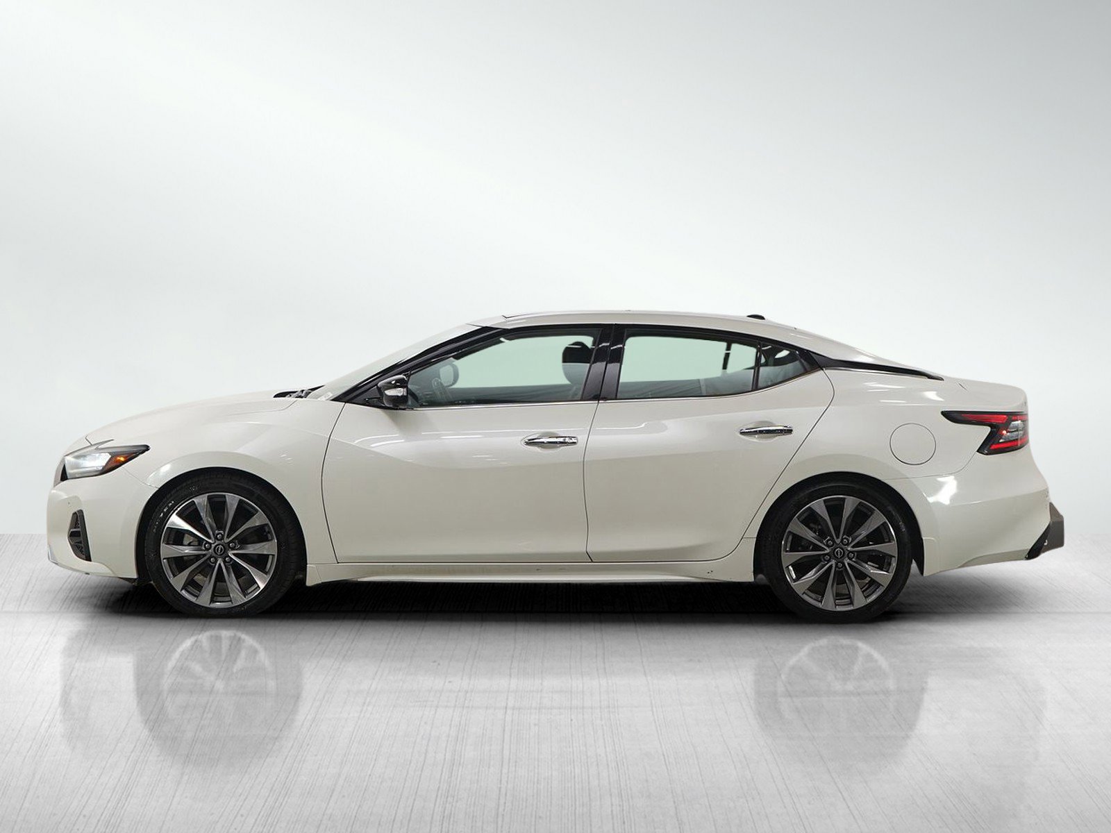 Used 2023 Nissan Maxima Platinum image 2