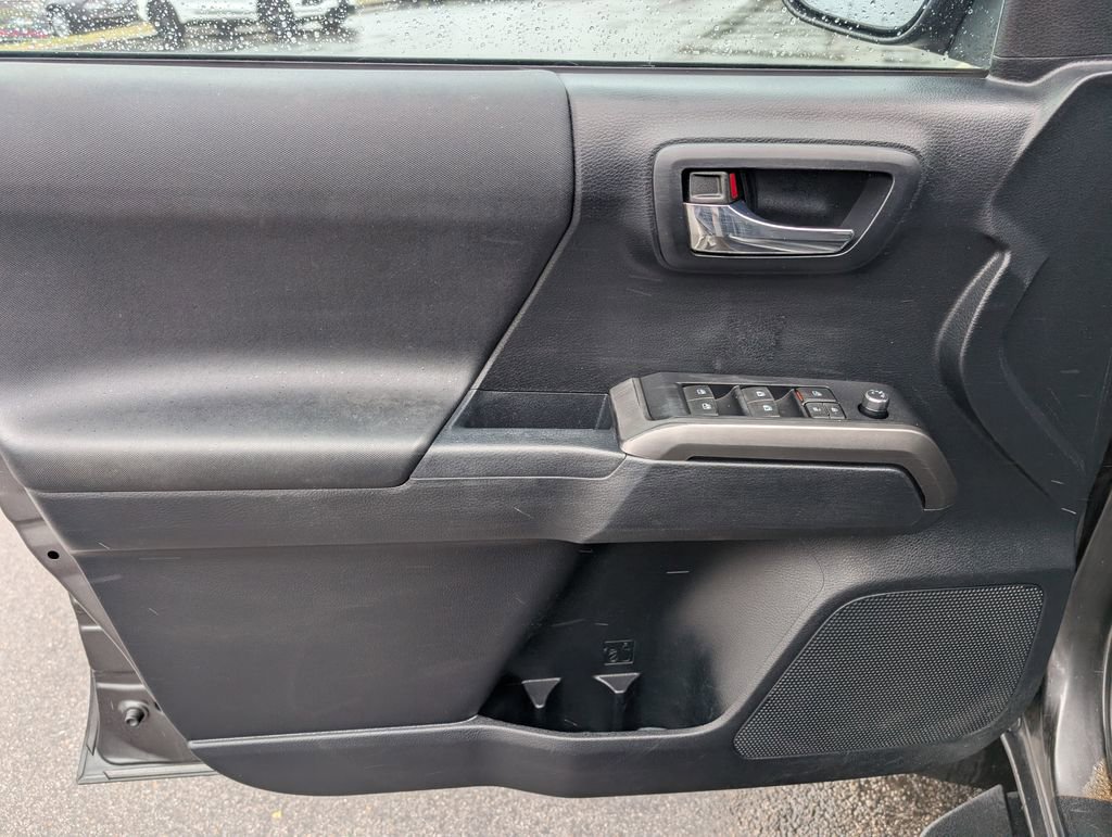 Used 2016 Toyota Tacoma TRD Off-Road w/ Towing Package image 12