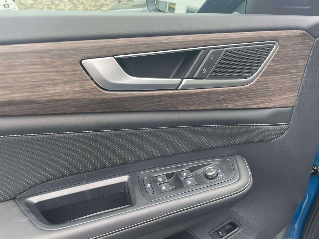 New 2025 Volkswagen Atlas SE image 18