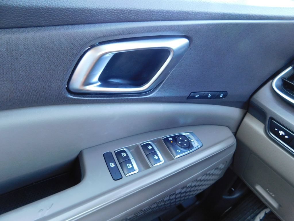 Used 2025 Kia Carnival EX FWD image 34