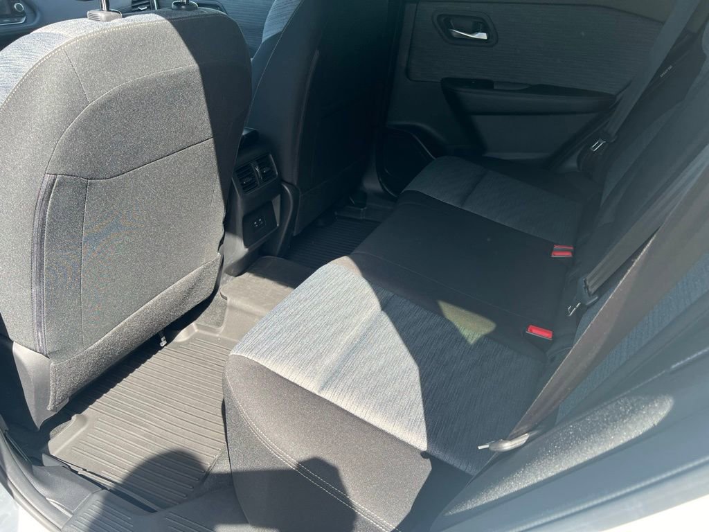 Used 2023 Nissan Rogue SV image 14