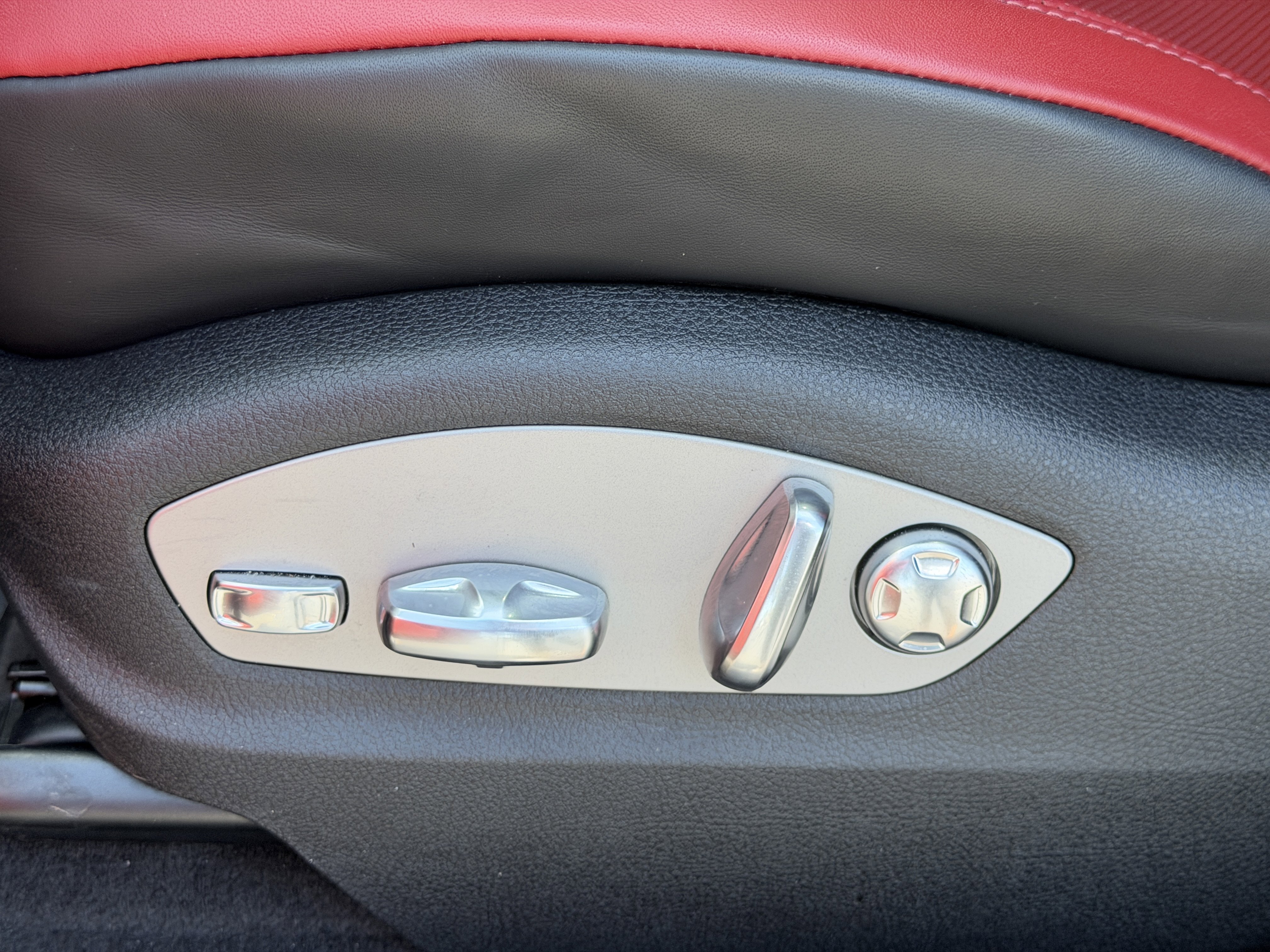 Certified 2025 Porsche Macan image 27