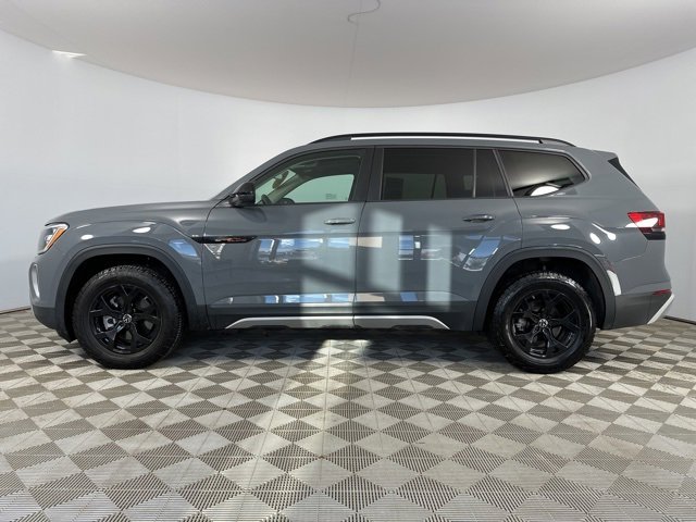 Used 2025 Volkswagen Atlas Peak Edition SE image 4