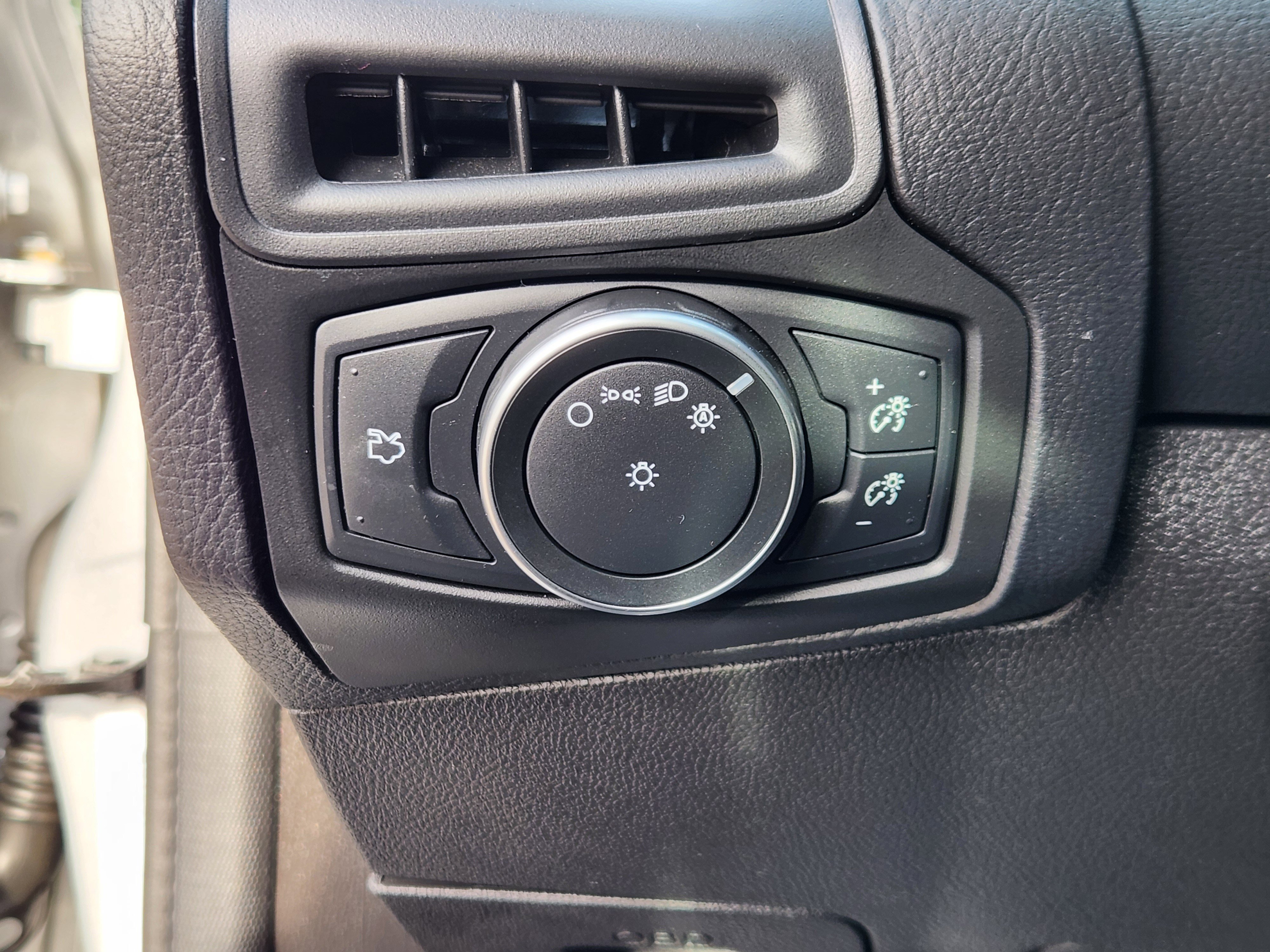 Used 2018 Ford Focus SE image 25