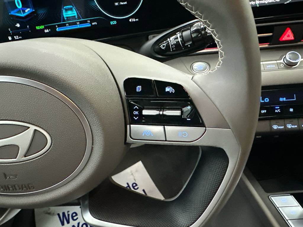 Used 2025 Hyundai Elantra SEL FWD image 24