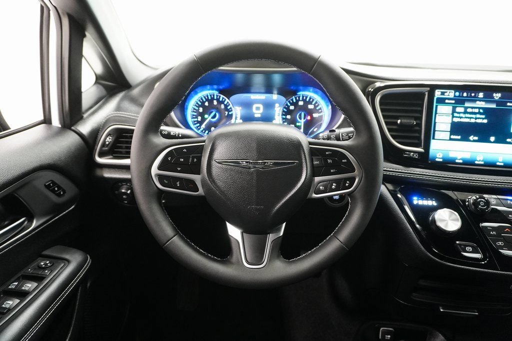 New 2026 Chrysler Pacifica Select FWD image 19