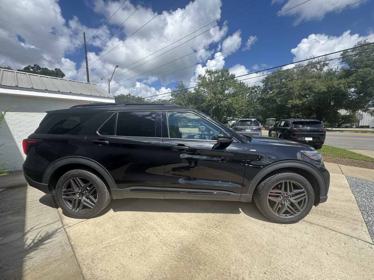 Used 2025 Ford Explorer ST-Line w/ ST-Line Street Pack AWD/4WD image 5