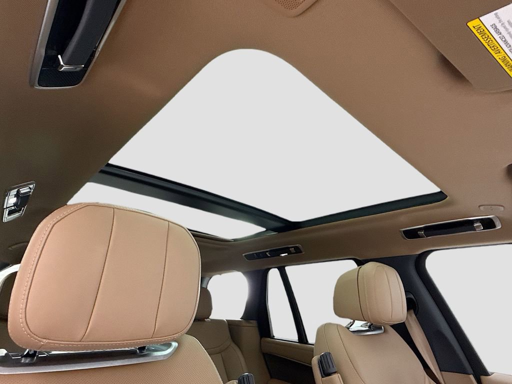 Certified 2025 Land Rover Range Rover SE AWD/4WD image 17