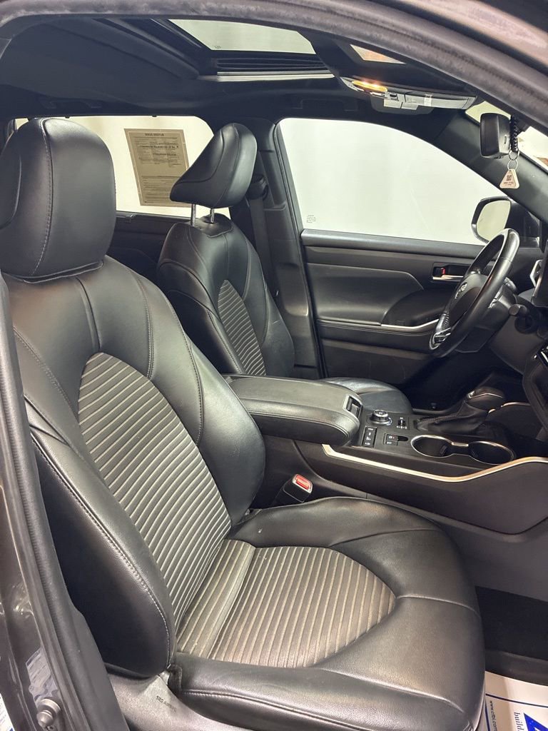 Used 2022 Toyota Highlander XSE AWD/4WD image 31