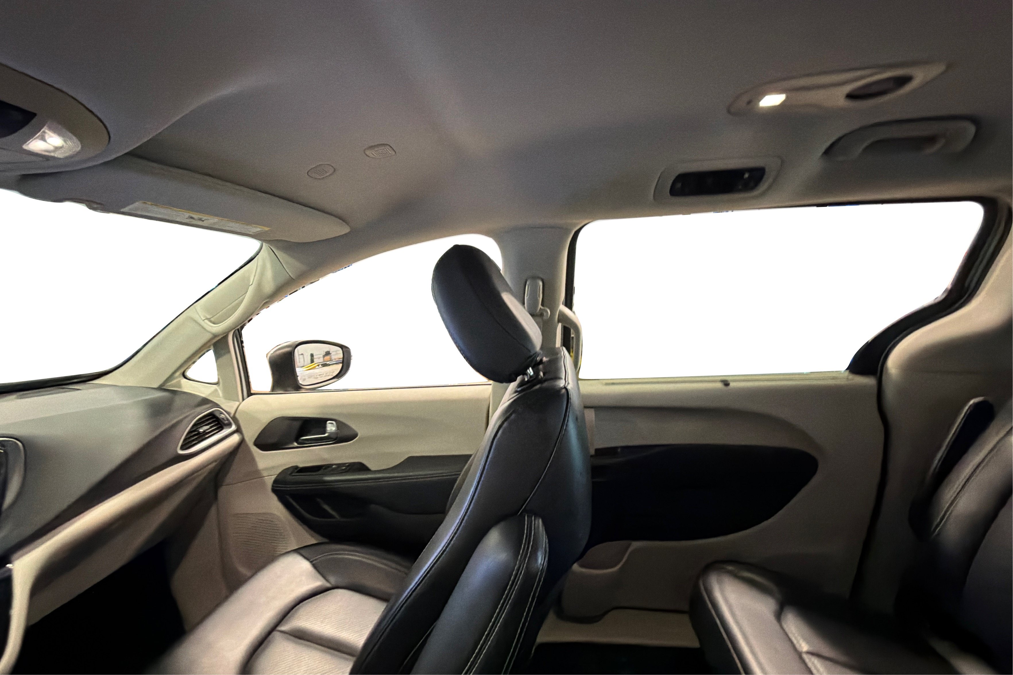 Used 2023 Chrysler Pacifica Touring-L FWD image 41